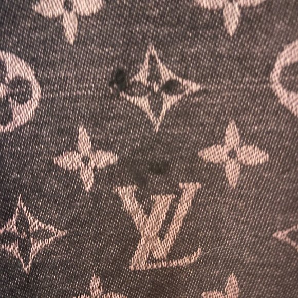 Louis Vuitton Monogram Shawl - Picture 4 of 9